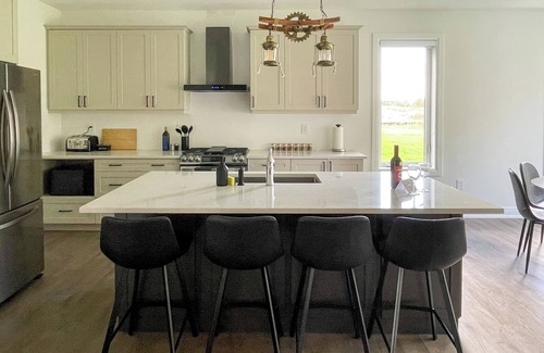 Bracebridge House | Spacious 3 Bdrm Retreat | Muskoka Room & Fireplace