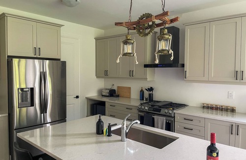 Bracebridge House | Spacious 3 Bdrm Retreat | Muskoka Room & Fireplace