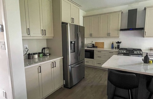Bracebridge House | Spacious 3 Bdrm Retreat | Muskoka Room & Fireplace
