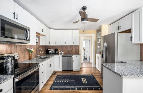 Aiken House | Spacious 3-bed/3-bath home close to Bruce's Field!