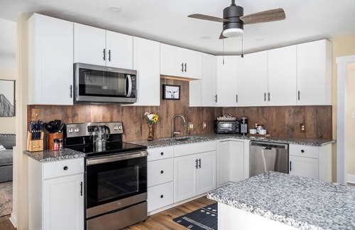 Aiken House | Spacious 3-bed/3-bath home close to Bruce's Field!