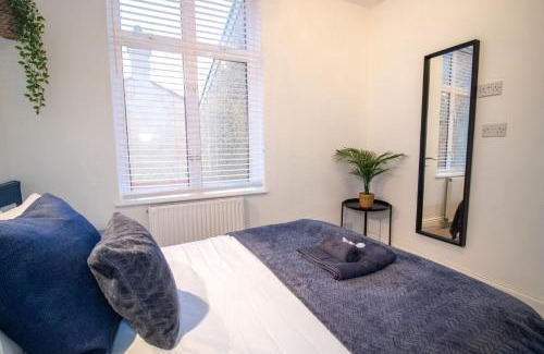 Watford Apartment | SPACIOUS 3 Bed APARTMENT, EN-SUITES, NEAR TRAIN STATION!