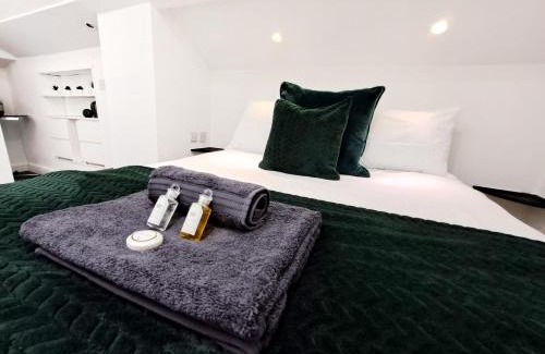Watford Apartment | SPACIOUS 3 Bed APARTMENT, EN-SUITES, NEAR TRAIN STATION!