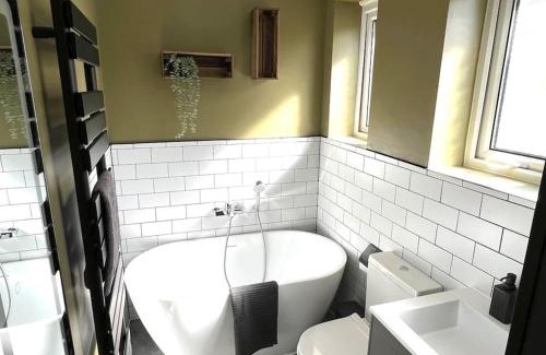 Bournemouth Apartment | Spacious 3 bed APT sleeps 5 near Bournemouth Beach