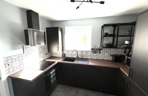 Bournemouth Apartment | Spacious 3 bed APT sleeps 5 near Bournemouth Beach