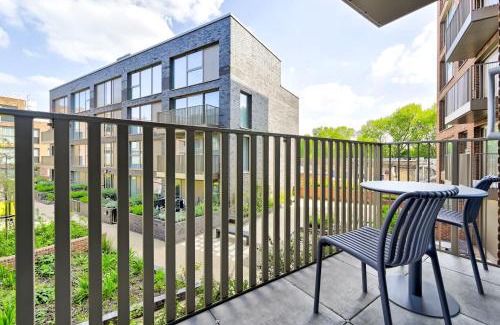 Evelyn Apartment | Spacious 3 Bed Apt with Balcony at Neptune Wharf