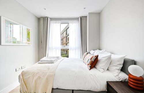 Evelyn Apartment | Spacious 3 Bed Apt with Balcony at Neptune Wharf