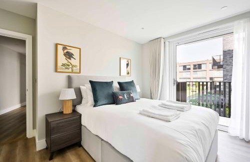 Evelyn Apartment | Spacious 3 Bed Apt with Balcony at Neptune Wharf