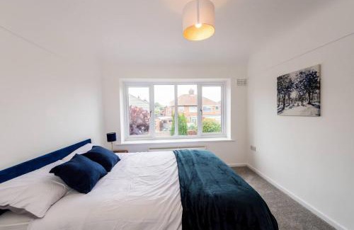 Hunts Cross House | Spacious 3-Bed by Beatles Attractions & Transport