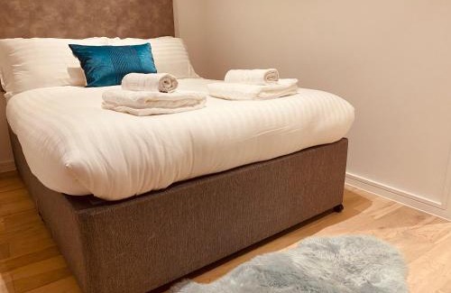 Hackney Apartment | Spacious 3 Bed City Apartment with Terrace
