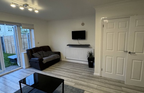 Custom House House | Spacious 3 bed, driveway, 5 minutes from Excel Centre & Custom House station