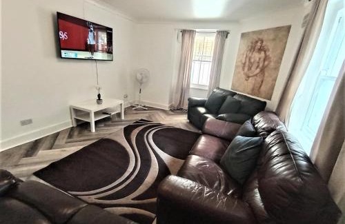 Streatham Apartment | Spacious 3 Bed Flat Close to Streatham Hill Station