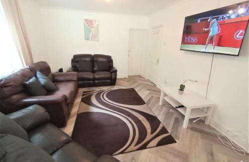Streatham Apartment | Spacious 3 Bed Flat Close to Streatham Hill Station