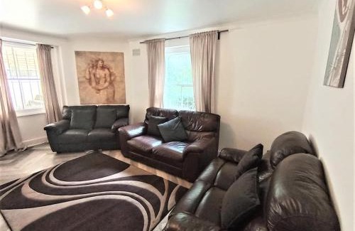 Streatham Apartment | Spacious 3 Bed Flat Close to Streatham Hill Station