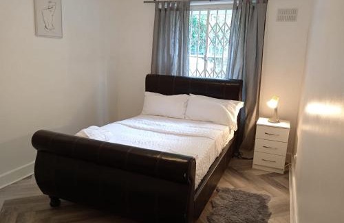 Streatham Apartment | Spacious 3 Bed Flat Close to Streatham Hill Station