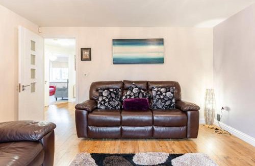 Wigan House | Spacious 3-bed Home - Nature Reserve Retreat