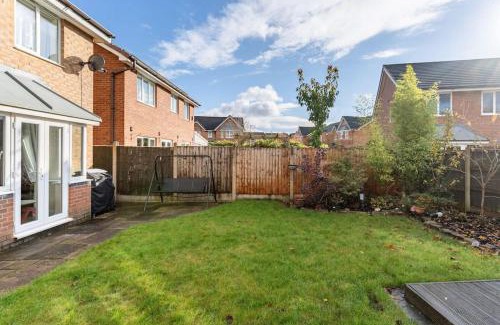 Wigan House | Spacious 3-bed Home - Nature Reserve Retreat