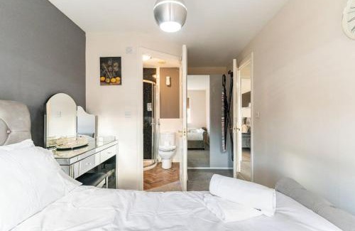 Wigan House | Spacious 3-bed Home - Nature Reserve Retreat