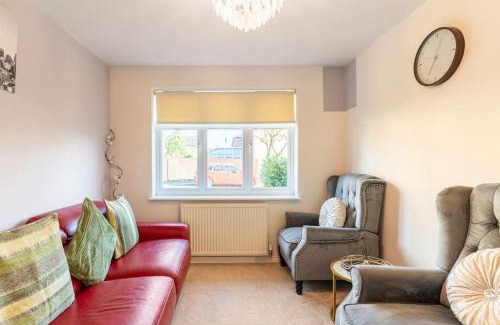 Wigan House | Spacious 3-bed Home - Nature Reserve Retreat