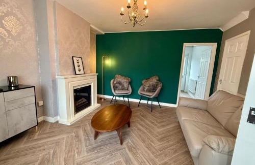 Wolverhampton House | Spacious 3-Bed Home Contractor-Friendly with Parking in Wolverhampton