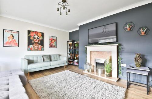 Fairwater House | Spacious 3 Bed Home with Pool Table