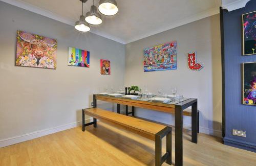 Fairwater House | Spacious 3 Bed Home with Pool Table