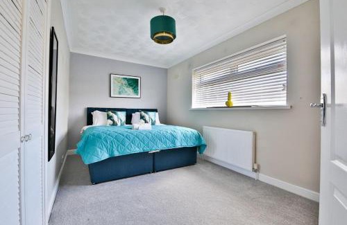 Fairwater House | Spacious 3 Bed Home with Pool Table