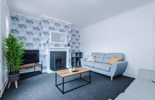 Crewe House | Spacious 3 Bed House by 53 Degrees Property - Close to Crewe Station