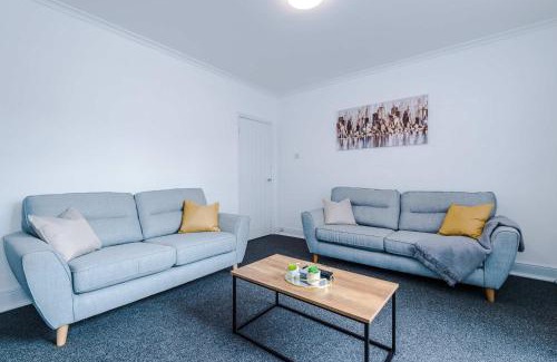 Crewe House | Spacious 3 Bed House by 53 Degrees Property - Close to Crewe Station