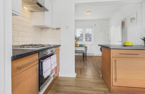 Heston Central House | Spacious 3-Bed House with car park near Heathrow