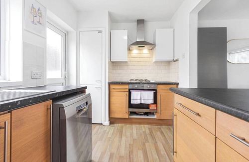 Heston Central House | Spacious 3-Bed House with car park near Heathrow