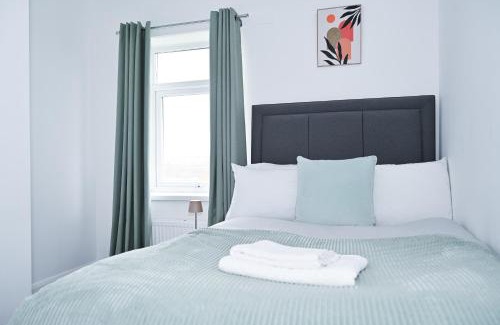 Sunderland House | Spacious 3 Bed House - Walk to Metro - Free Parking, Sleeps 6 - Close to City Centre
