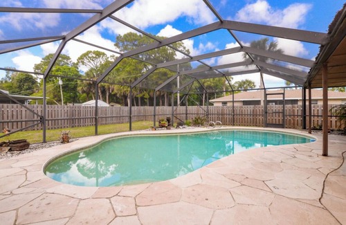 Lakewood Park House | Spacious 3 Bed Lakefront Pool Home 15 mins from Vero Beach & Ft Pierce Inlet