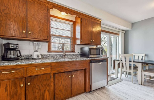 Crystal Apartment | Spacious 3-Bed Loft Home, Private Deck & Fire Pit