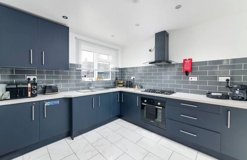 Merstham House | Spacious 3-Bed Retreat: Ideal for Weekend or Extended Stays