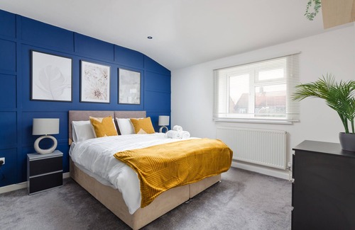 Merstham House | Spacious 3-Bed Retreat: Ideal for Weekend or Extended Stays