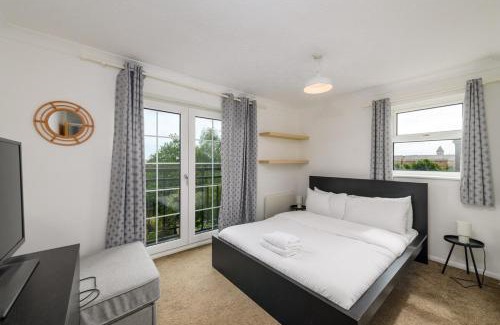 Atlantic Wharf Apartment | Spacious 3 Bed Short Walk to Atlantic Wharf