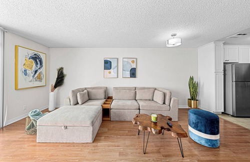 Marina Peninsula Apartment | Spacious 3-bedroom apartment with AC, fitness room in wonderful Marina del Rey
