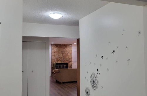 Guildford House | Spacious 3 bedroom 2 bathroom Unit in Guildford no stairs sleeps 13