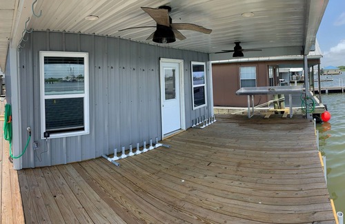 Venice Boat Rental | Spacious 3-Bedroom 2-Bath Houseboat in Venice for Rent