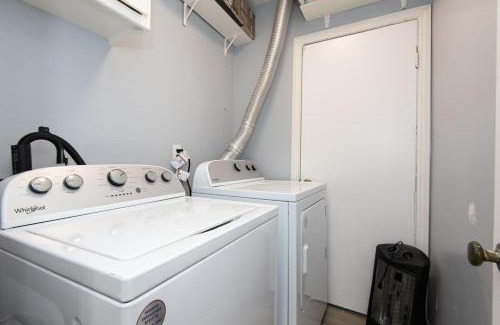 Los Angeles Apartment | Spacious 3 Bedroom 2 Bathroom Apartment with Free Onsite Parking