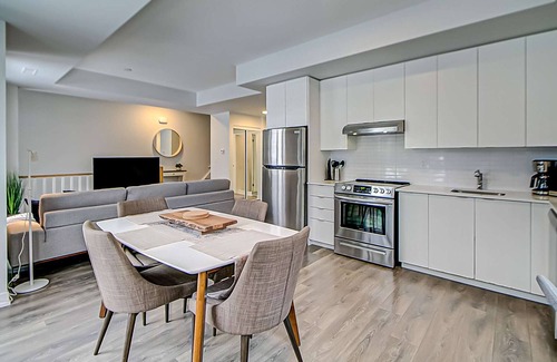 Toronto House | Spacious 3 Bedroom 3 BA near Yorkdale Mall
