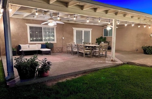 Reedley House | Spacious 3 bedroom, 3 bathroom house in Reedley with AC, WiFi and a gated pool!