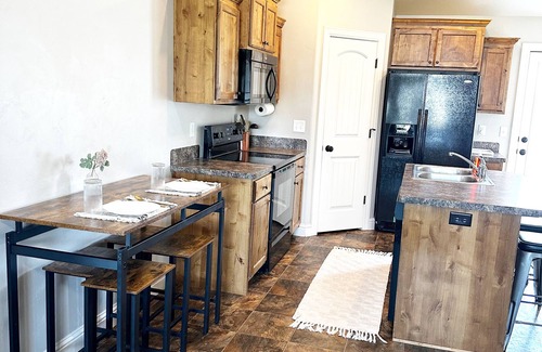 Ammon Condo | Spacious 3-Bedroom Ammon Condo with WiFi, AC, Full Kitchen & Modern Comforts