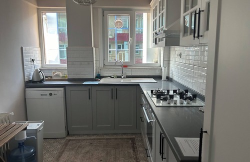 Moda Apartment | Spacious 3-bedroom apartment with WiFi, AC in wonderful Kadıköy Istanbul