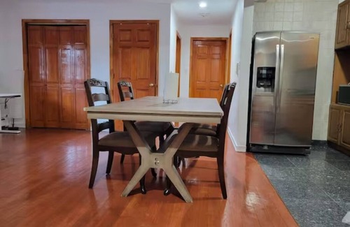 Westchester Square Apartment | Spacious 3-bedroom apartment in the Bronx wirh Free Parking!
