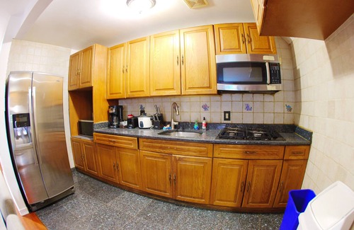 Westchester Square Apartment | Spacious 3-bedroom apartment in the Bronx wirh Free Parking!
