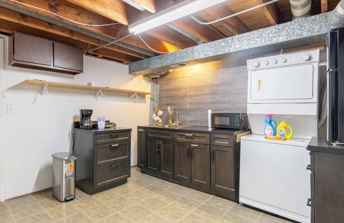 Bartlett Apartment | Spacious 3-bedroom apartment with AC,WiFi in charming Bartlett,free washer/dryer