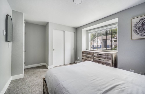 Puyallup Apartment | Spacious 3 Bedroom Apartment in Puyallup, WA | Ideal for Families & Groups