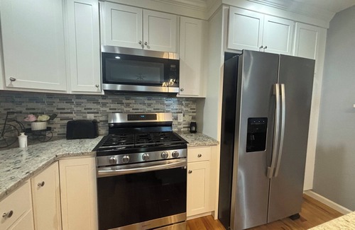 Bristol Apartment | Spacious 3-bedroom Apartment Near School!